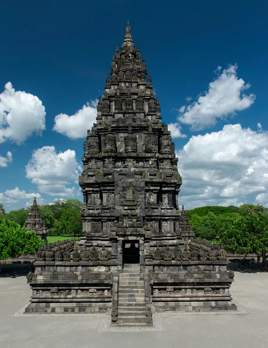 Las imponentes siluetas de los santuarios principales de Prambanan emergen de la llanura javanesa: a 45 minutos en autobús TransJogja o 30 minutos en taxi desde el centro de Yogyakarta